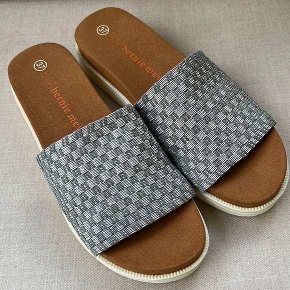 Bernie Mev Capri Slip on Sandal in Silver Gray -  size 37 (US 6.5/7) - EUC - Picture 2 of 7